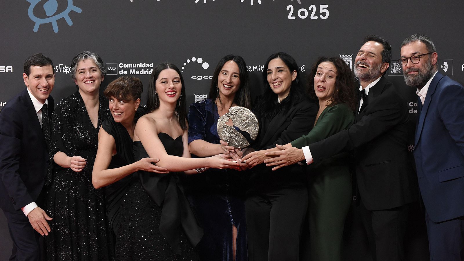 El equipo de 'Los domingos' celebra sus premios, ayer en el photocall