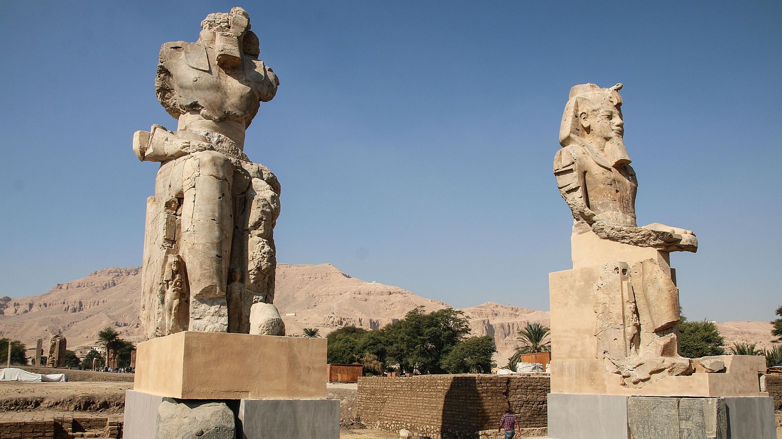 Egipto revela dos estatuas colosales de Amenhotep III tras dos décadas de restauración