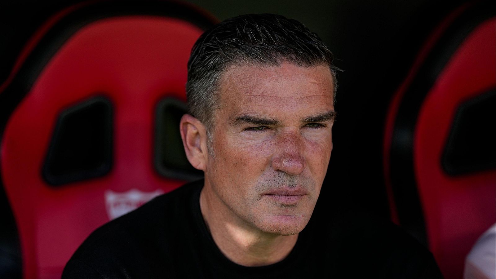 Luis Carrión, este domingo en el banquillo del Sanchez-Pizjuán, en el que ha sido su último partido al frente del Oviedo