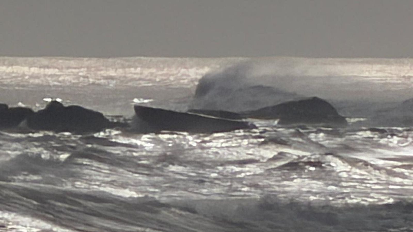 Buscan a tres tripulantes de un pesquero portugués que volcó en la desembocadura del Miño