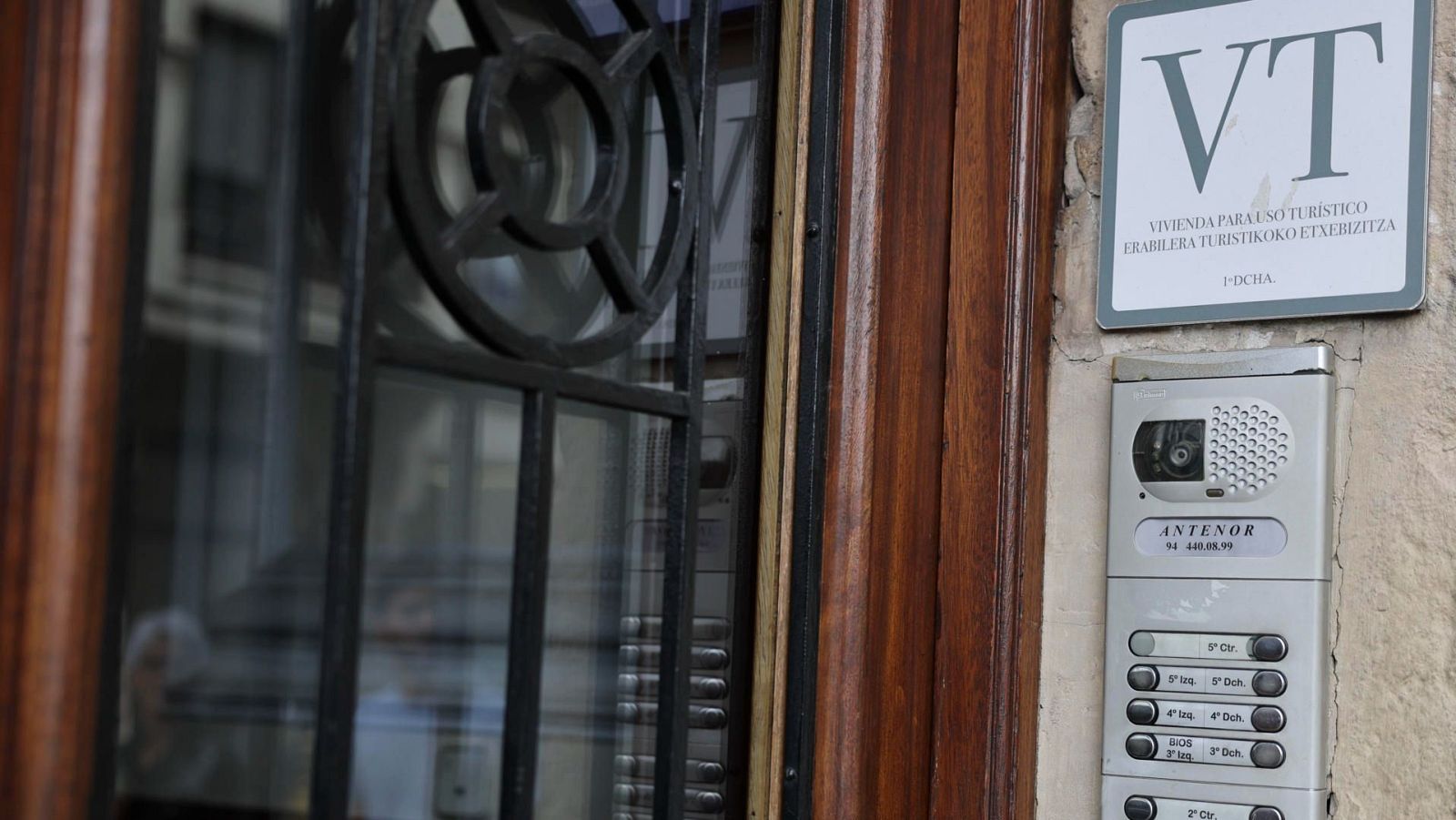 Consumo multa con 64 millones de euros a Airbnb por anunciar viviendas sin licencia