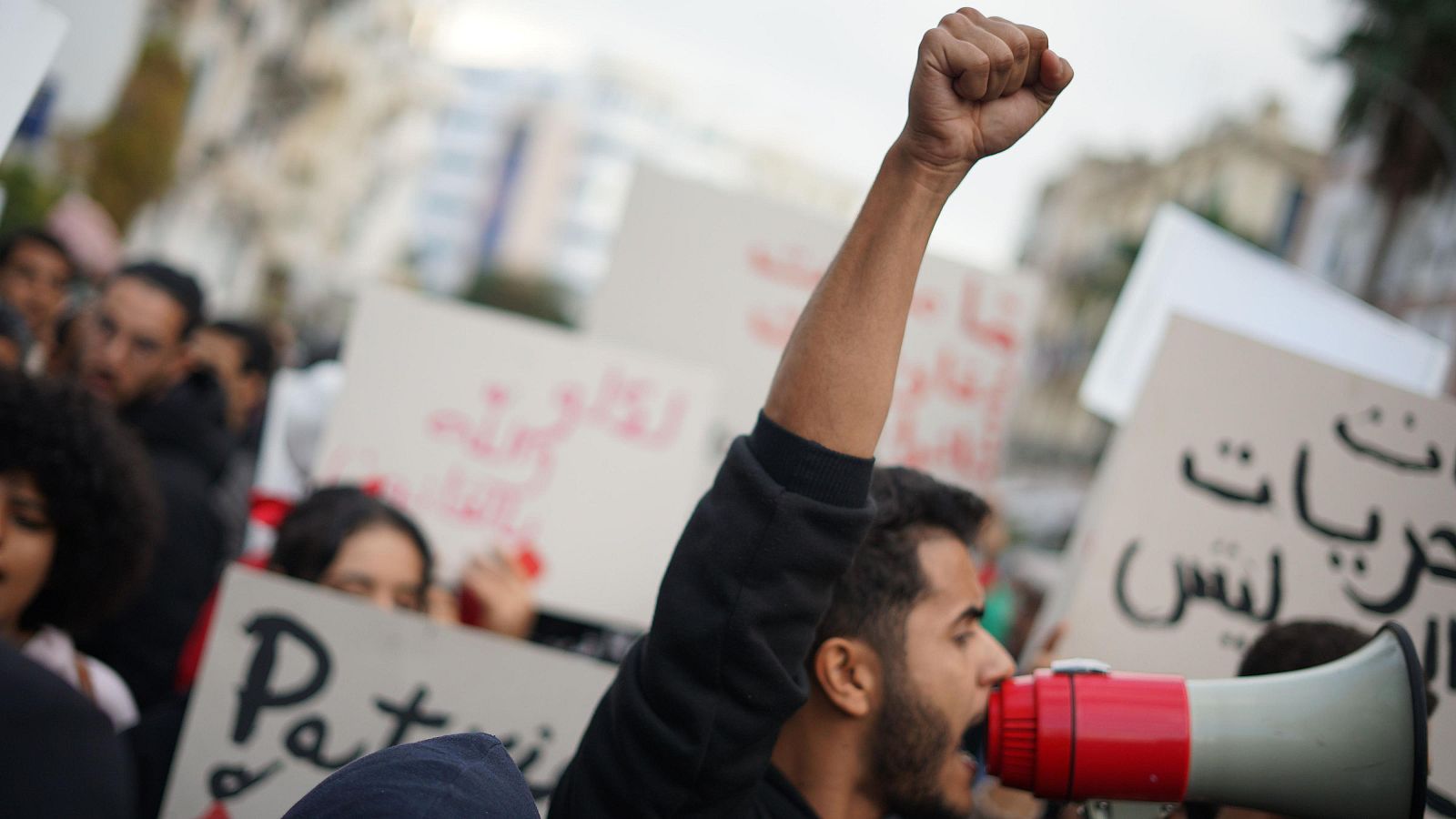 Manifestantes participan en una marcha organizada por la Liga Tunecina para la Defensa de los Derechos Humanos en el centro de Túnez