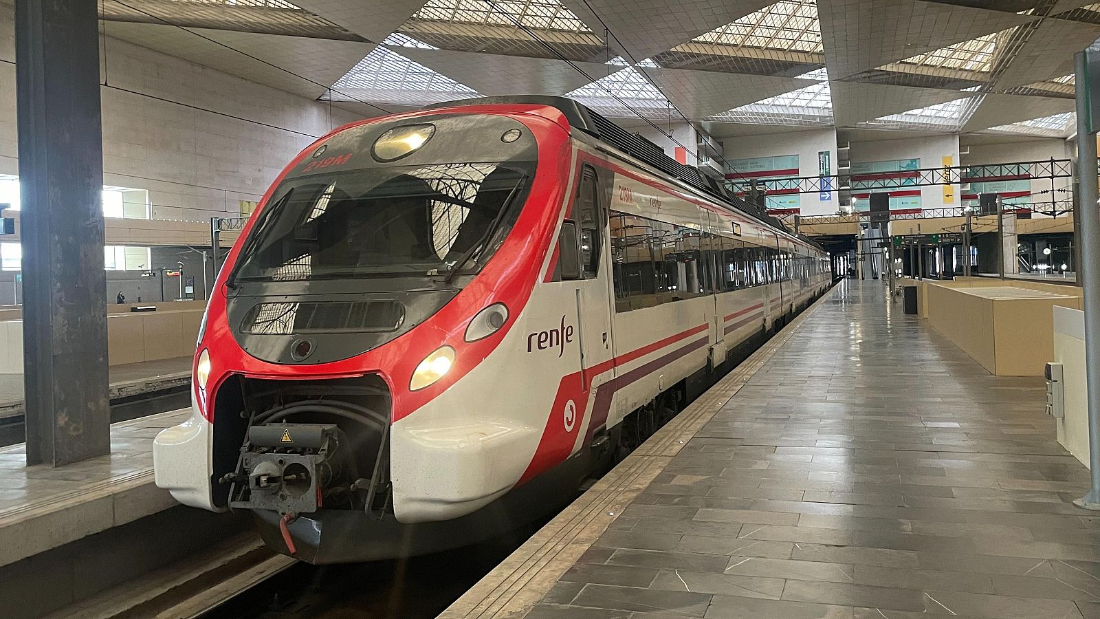 Sánchez anuncia un abono único de transporte para todo el país de 60 euros al mes para adultos y 30 para jóvenes