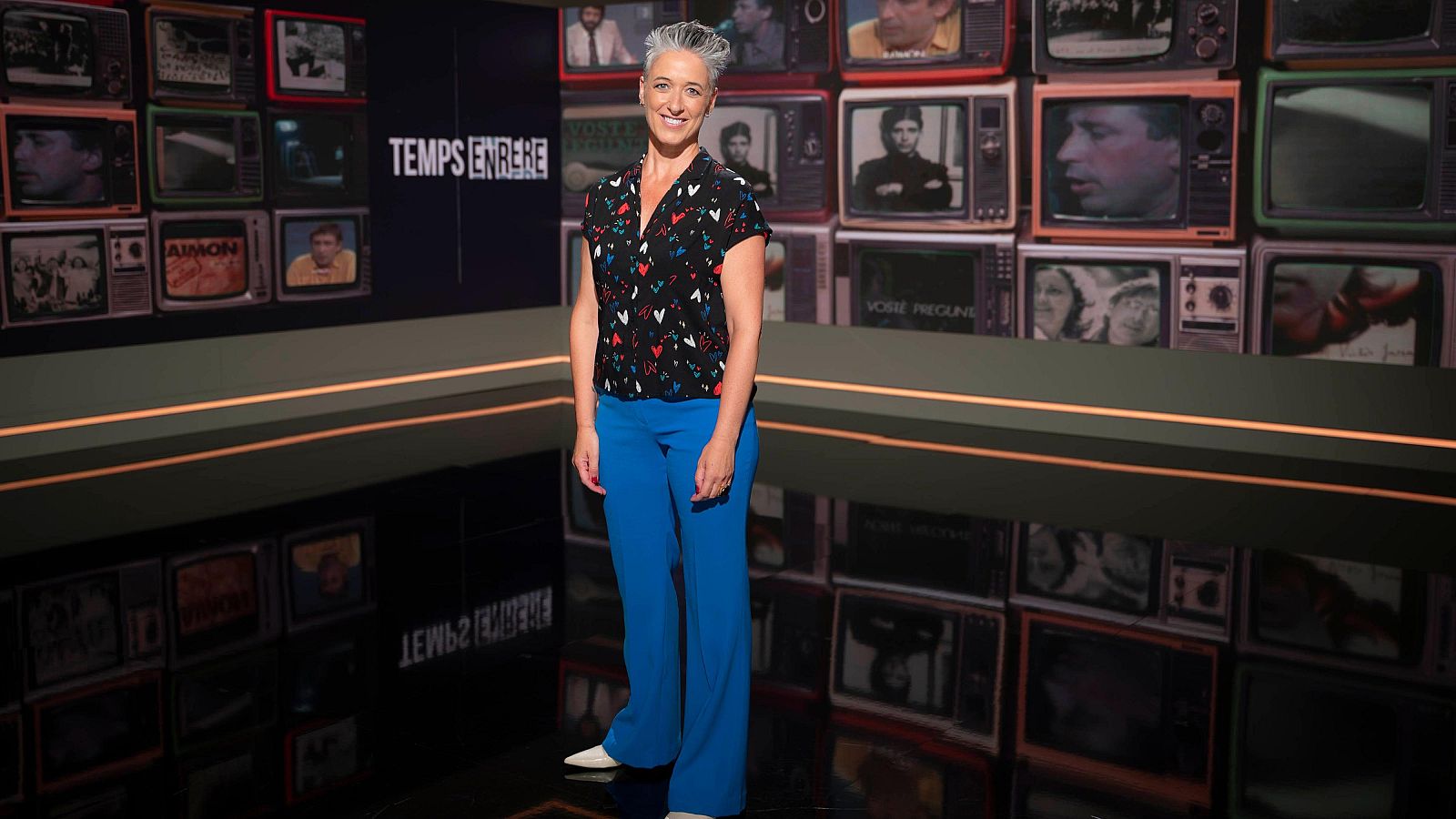 Montse Soto, presentadora de 'Temps enrere', al plató del programa