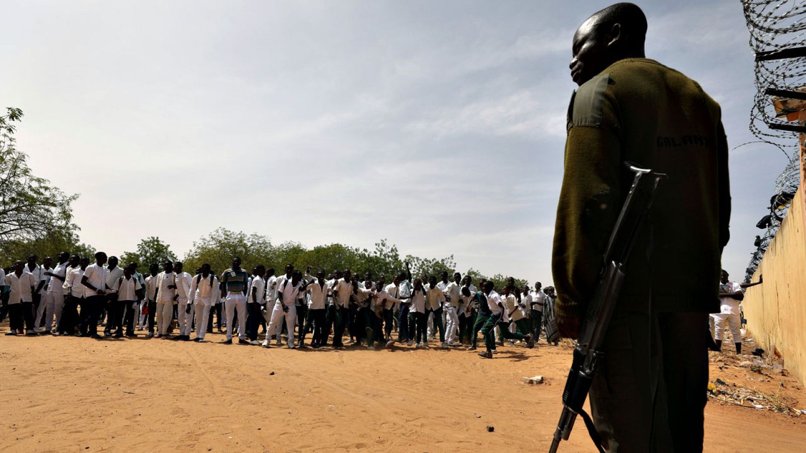 Un guardia armado vigila un colegio en Nigeria
