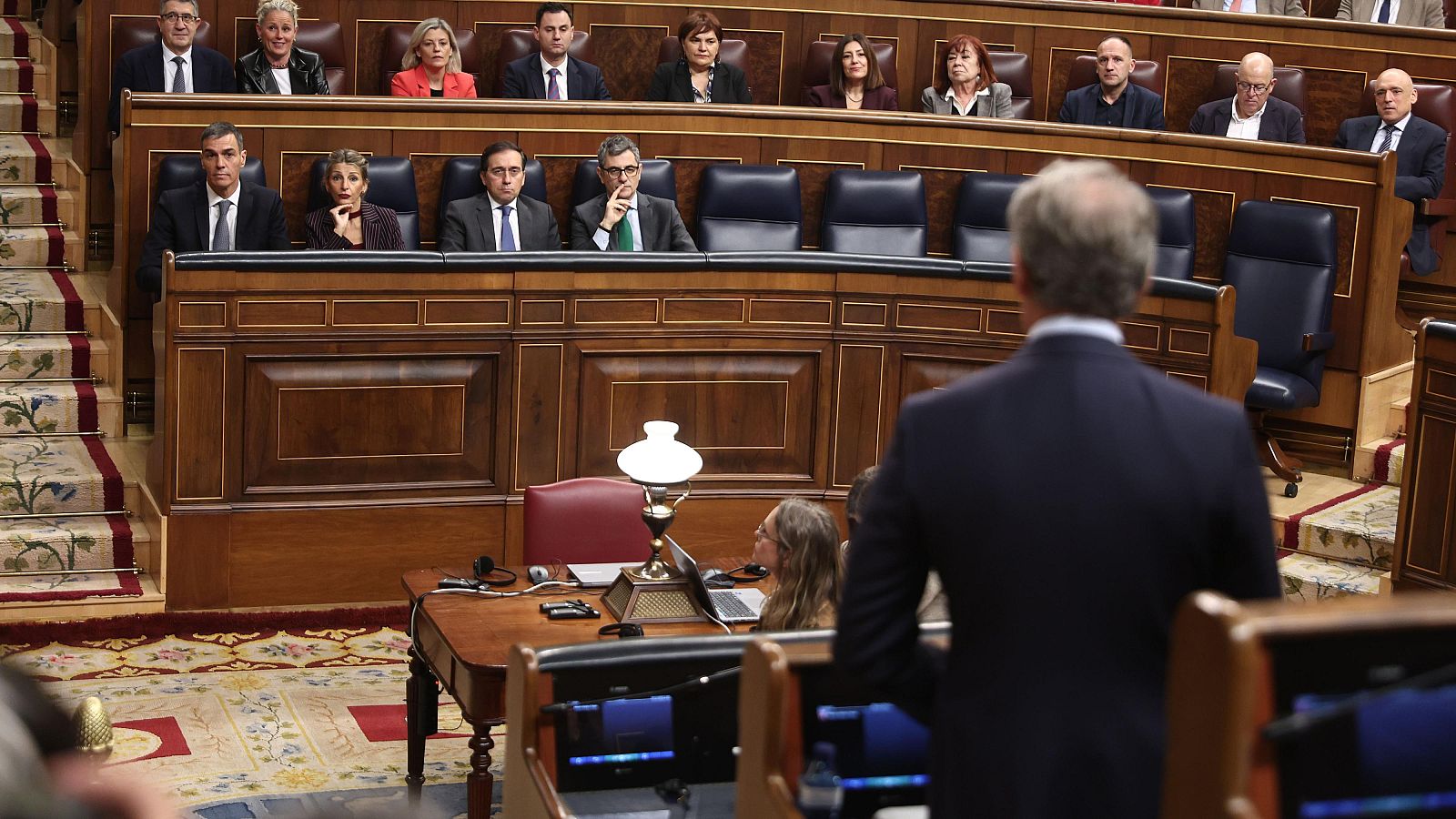 Así ha sido 2025, un año político en clave judicial: Alberto Núñez Feijóo y Pedro Sánchez en una sesión de control al Gobierno