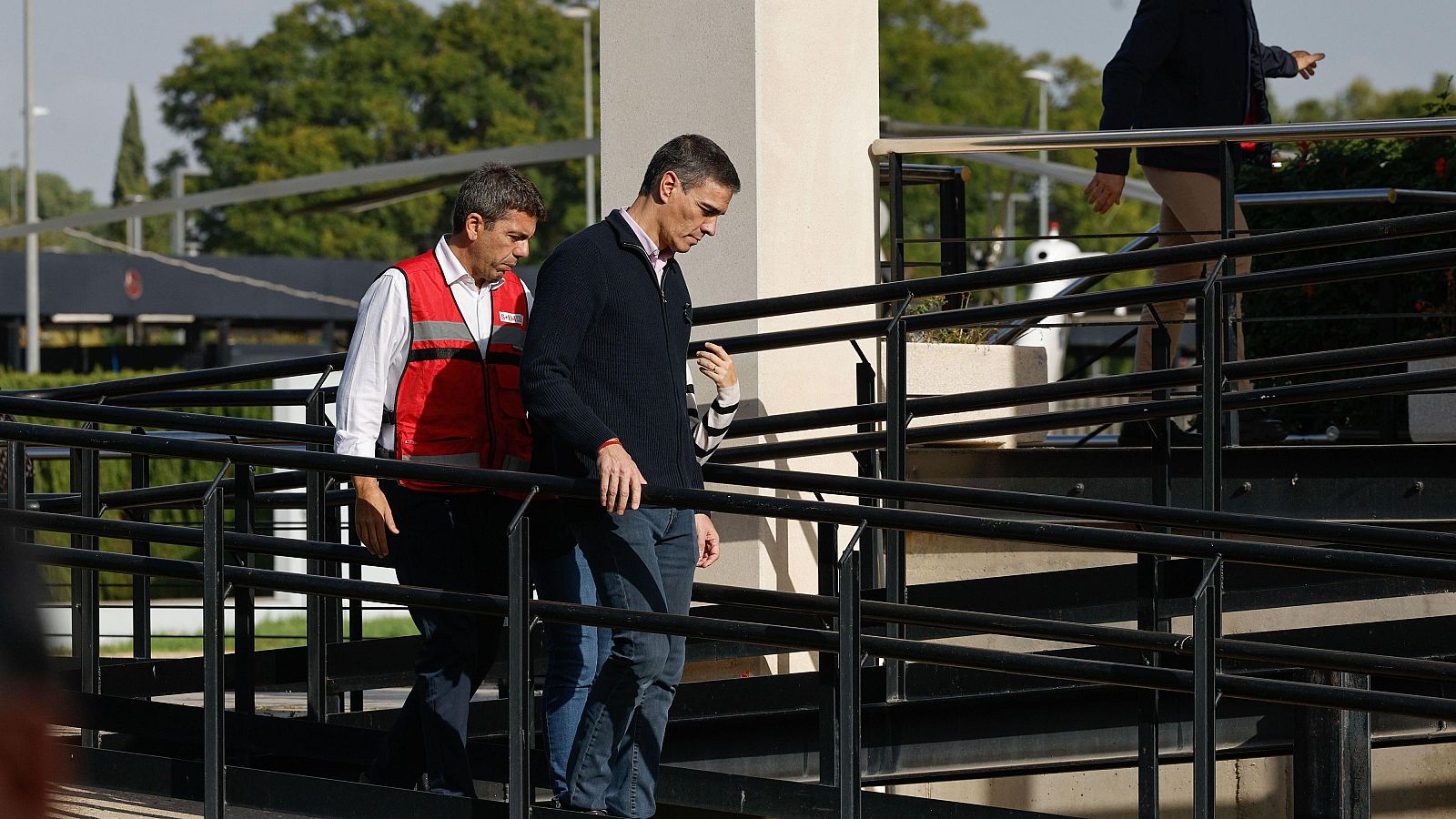 El presidente del Gobierno, Pedro Sánchez, junto al expresident Carlos Mazón