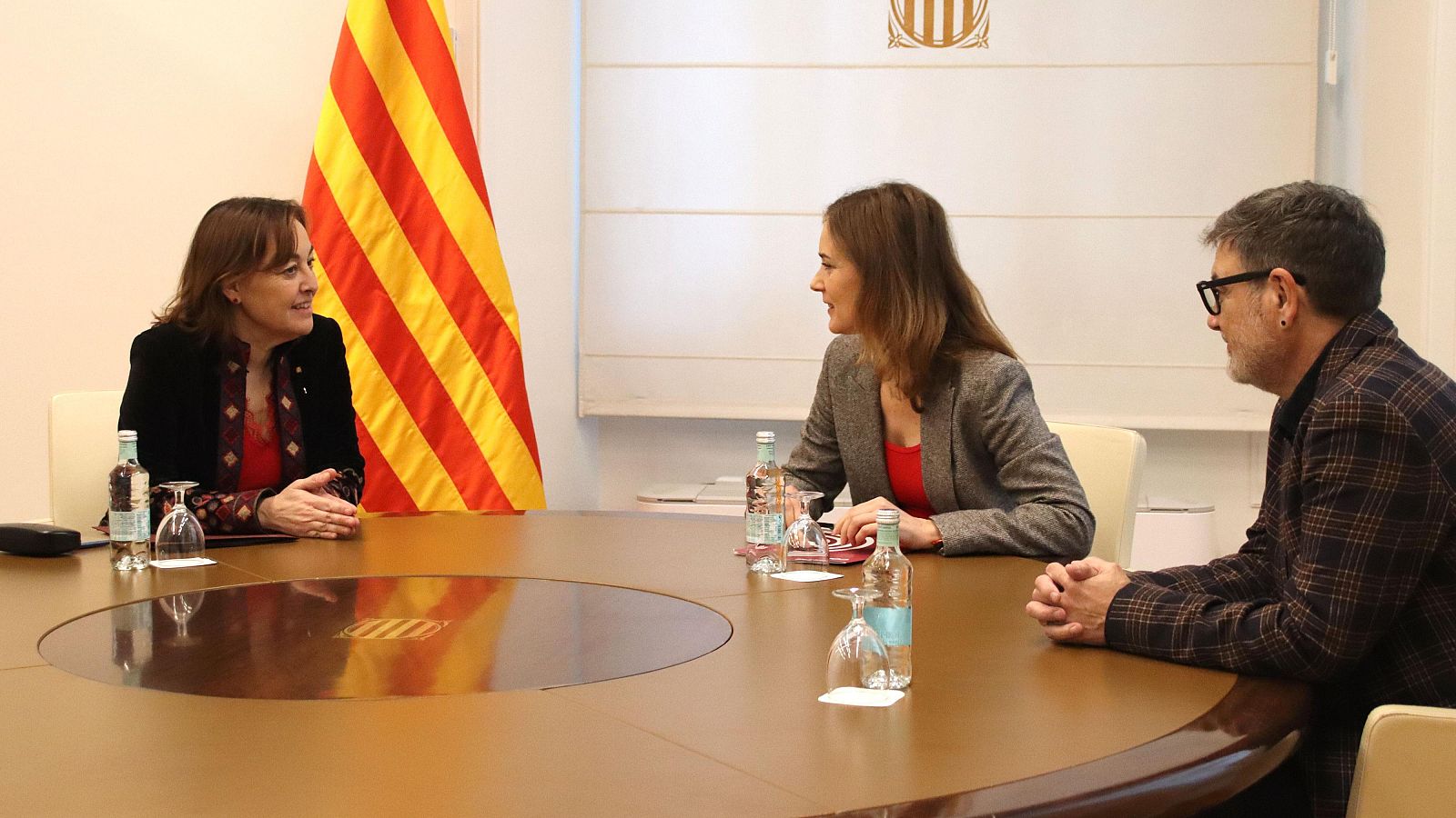 La portaveu i consellera de Territori, Sílvia Paneque, reunida amb la presidenta del grup parlamentari dels Comuns, Jéssica Albiach, i amb el diputat dels Comuns, Lluís Mijoler, al Palau de la Generalitat