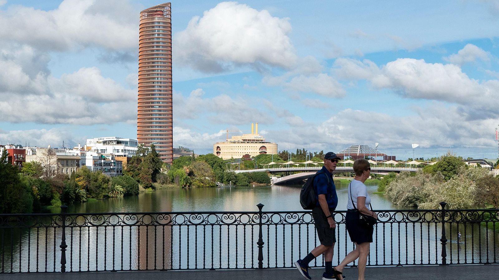 Paseantes en manga corta en noviembre en Sevilla