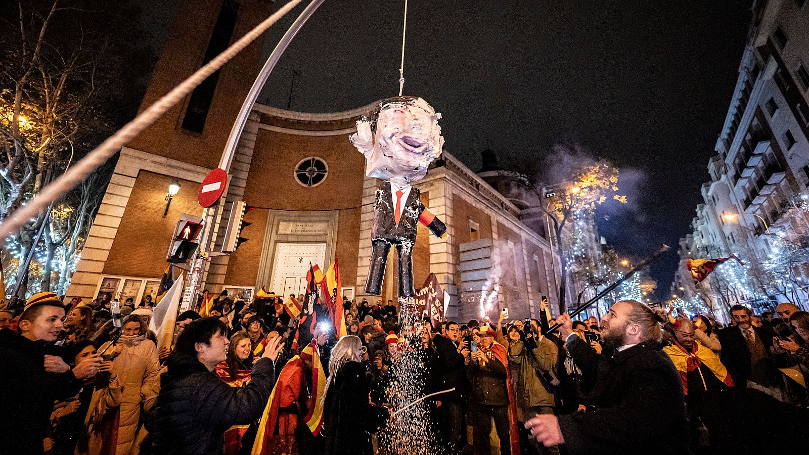 Protesta convocada por la organización juvenil Revuelta ante la sede nacional del PSOE, en la madrileña calle Ferraz