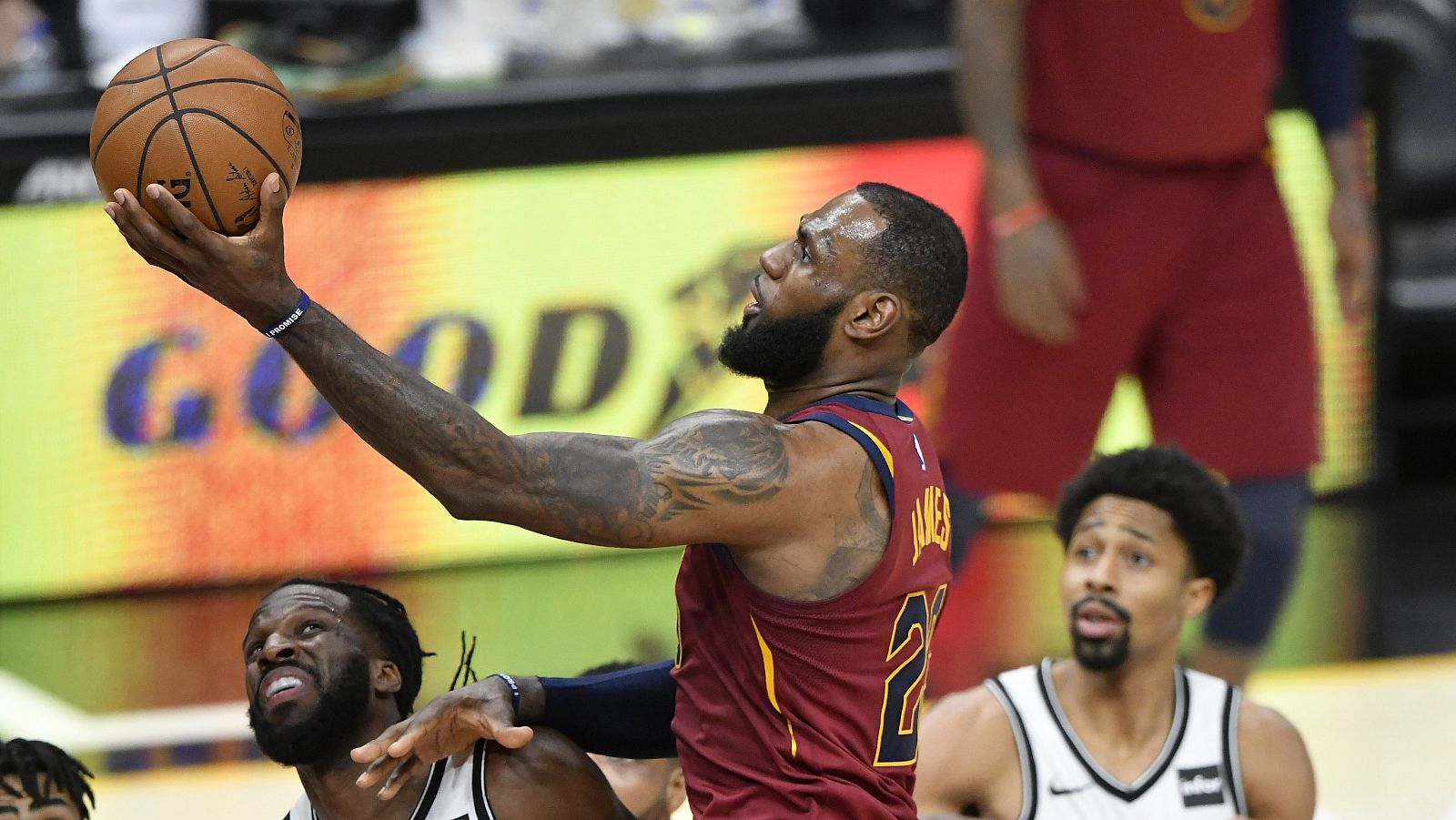 LeBron James consigue un triple dobel para doblegar a los Nets