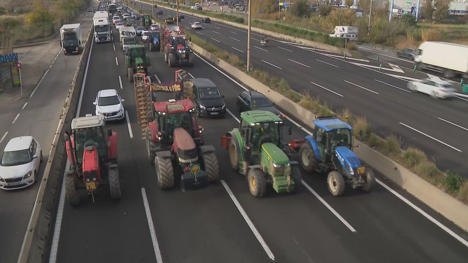 Una trentena de tractors recorren la C-32 en direcció a Barcelona