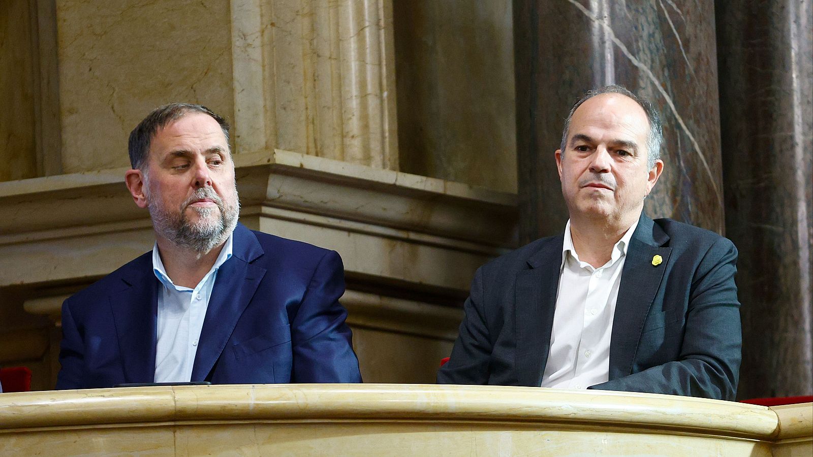 El secretario general de JxCat, Jordi Turull, y el presidente de ERC, Oriol Junqueras, en la tribuna de invitados del Parlament