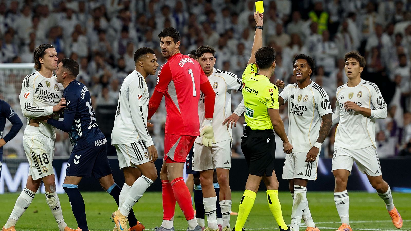 El árbitro Quintero González amonesta a Rodrygo en un partido del Real Madrid.