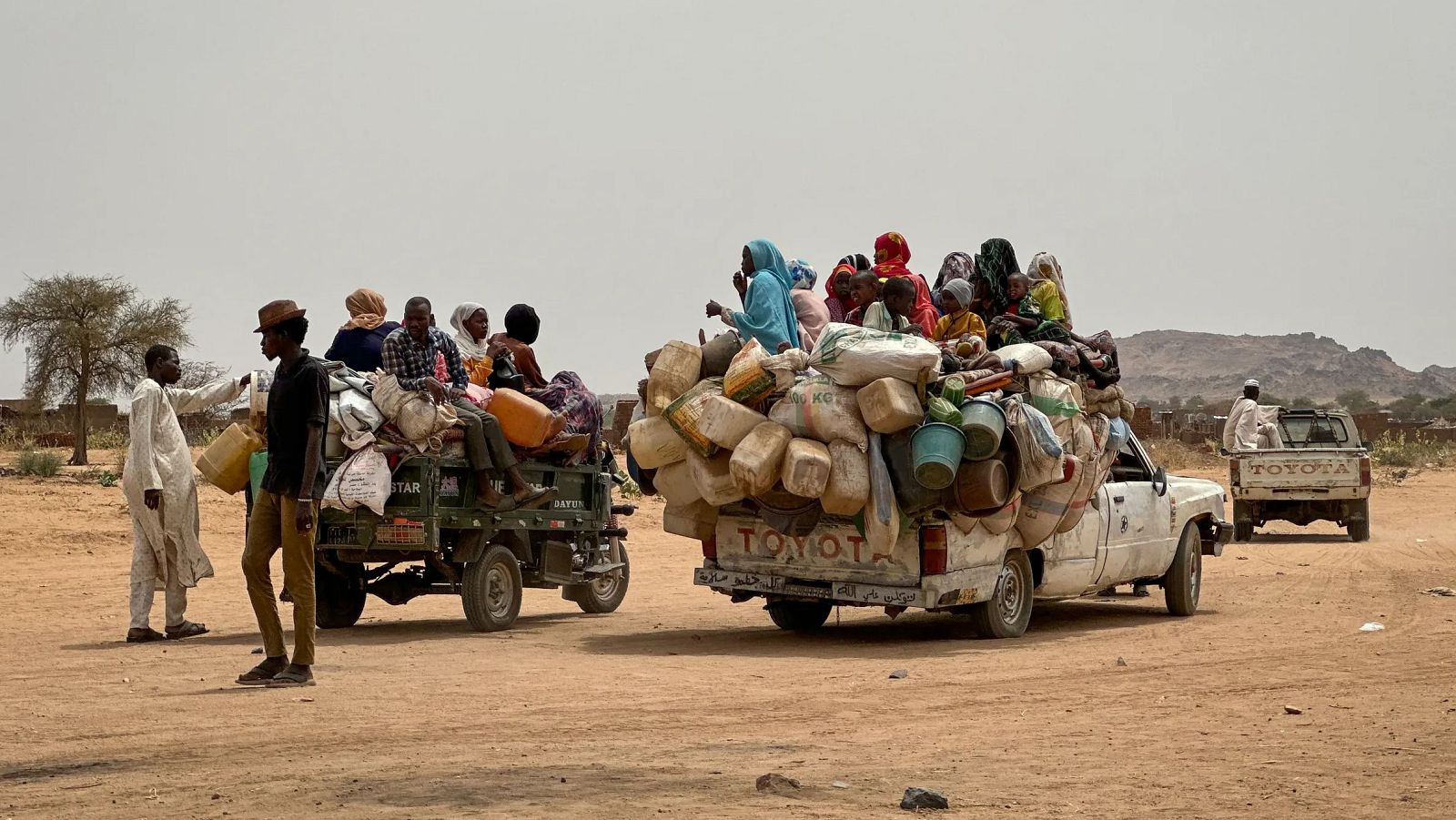 Varios grupos de personas desplazadas llegan a la localidad de Tawila huyendo de la violencia, los bombardeos y la escasez de alimentos en Sudán