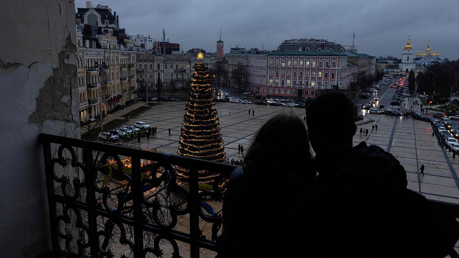 Una pareja contempla el árbol de Navidad situado en la plaza Santa Sofía en Kiev