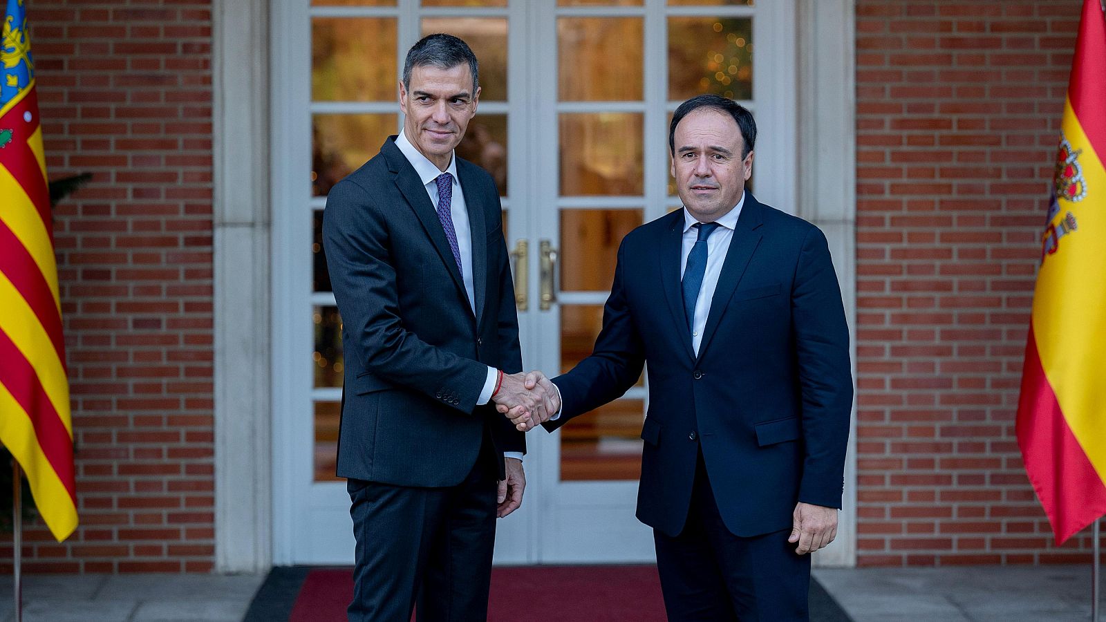El presidente del Gobierno, Pedro Sánchez (i), y el presidente de la Generalitat valenciana, Juanfran Pérez Llorca (d),