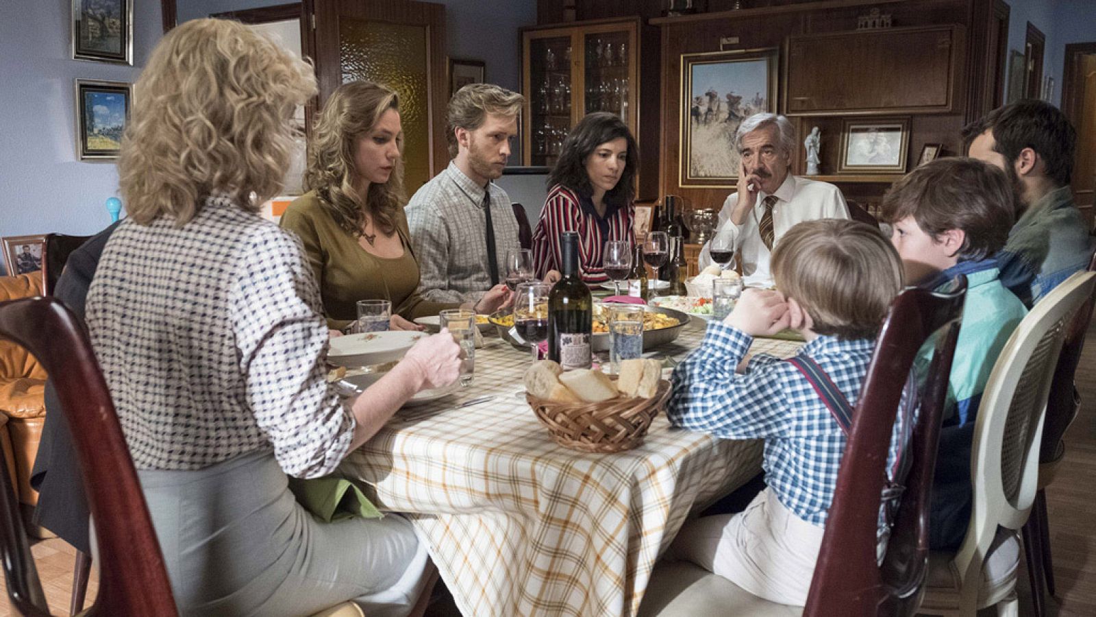 La familia Alcántara conversa durante la comida