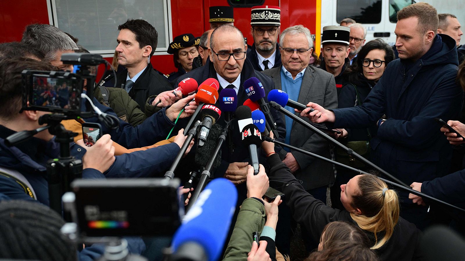 El Ministro del Interior francés, Laurent Nunez, se dirige a la prensa, rodeado de micrófonos y cámaras de diversos medios, incluyendo RMC, LCI, TF1 y AFP. La escena sugiere una conferencia de prensa con periodistas y personal de seguridad presentes.