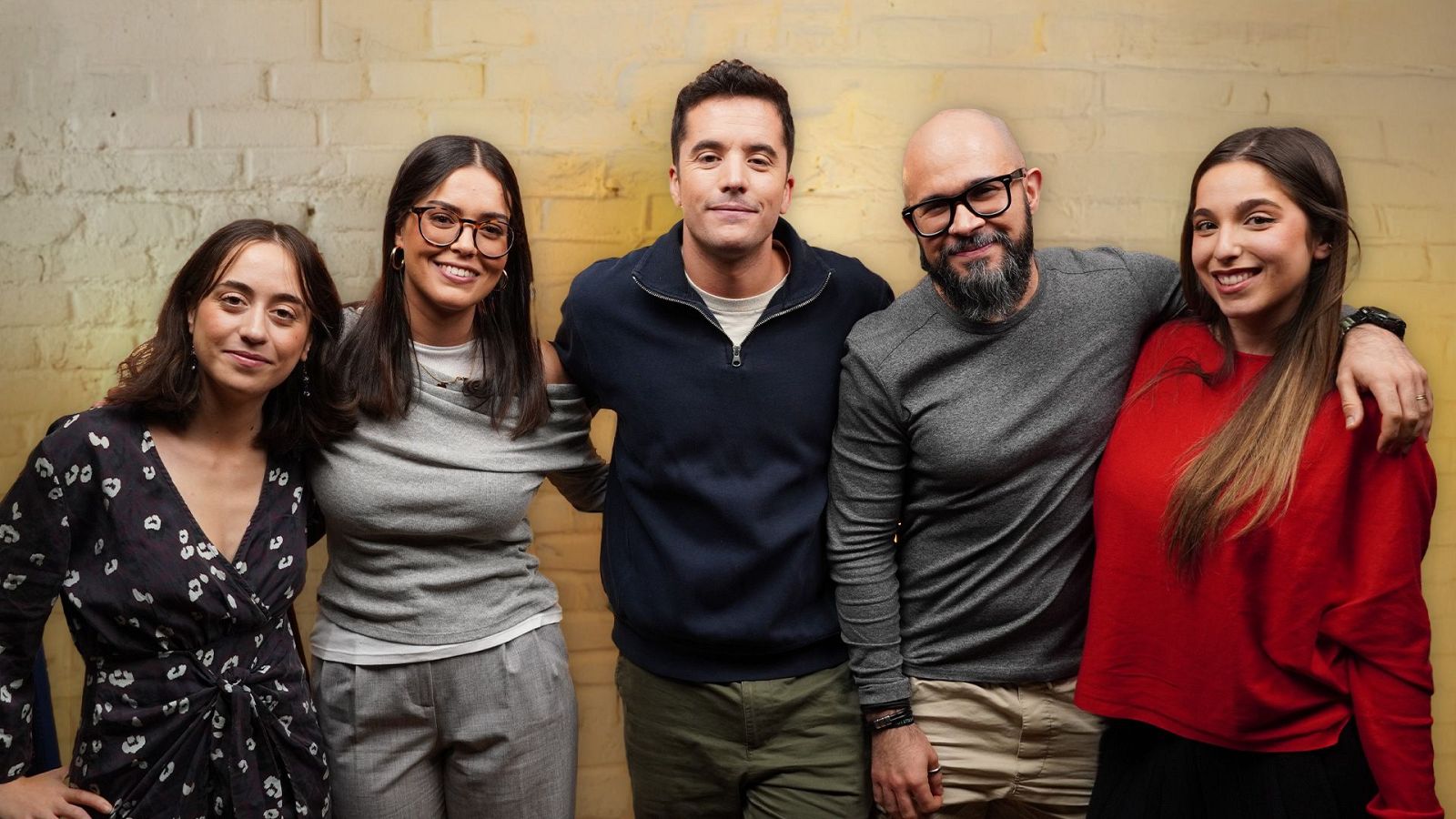 Un grupo de cinco personas posan juntas frente a una pared de ladrillo, sonriendo a la cámara. Se observa a dos mujeres jóvenes y dos hombres de mediana edad, uno de ellos calvo y con barba, y todos visten ropa casual. En la imagen se mencionan las palabras "Episodio 18" y "Literal".