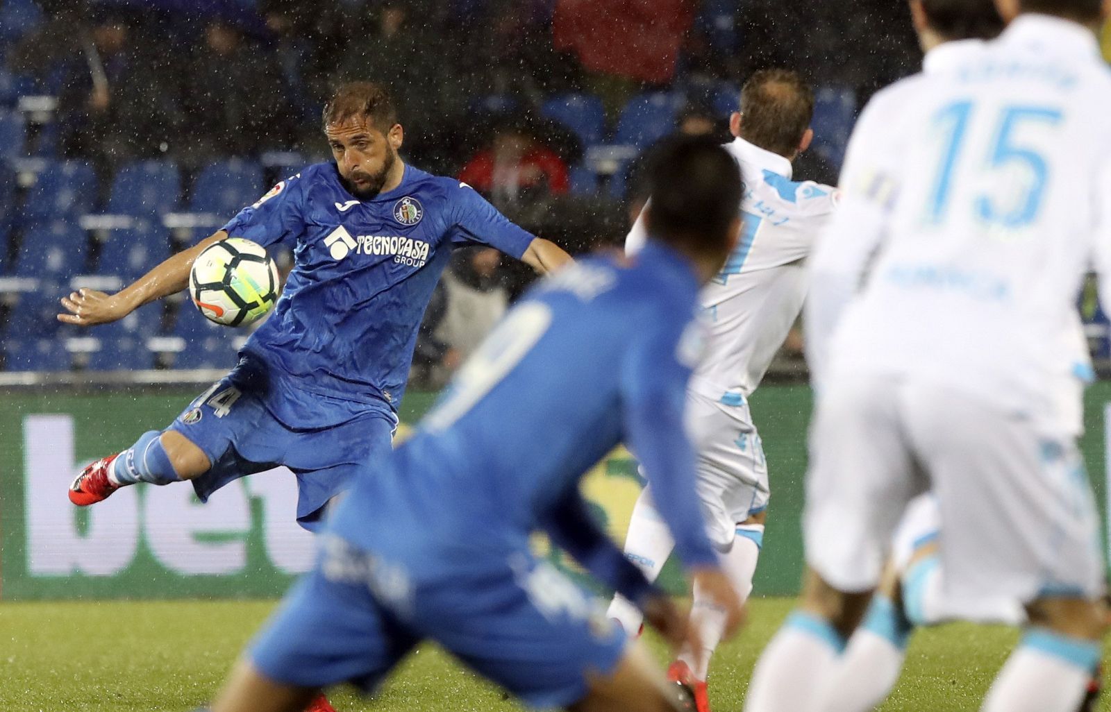 El centrocampista del Getafe Sergio Mora ante el Deportivo