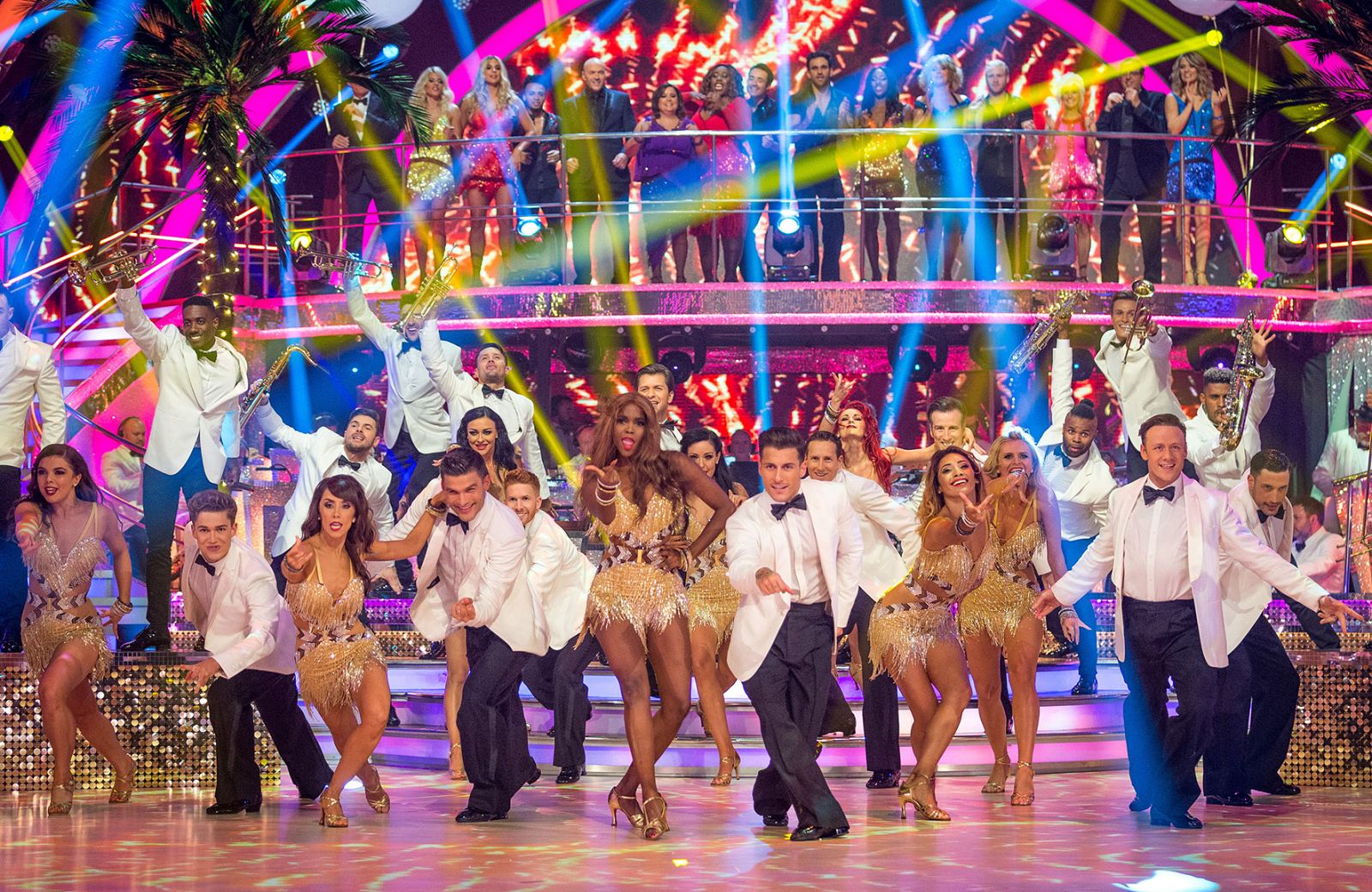 Bailarines profesoinales en el baile de apertura del programa en la BBC