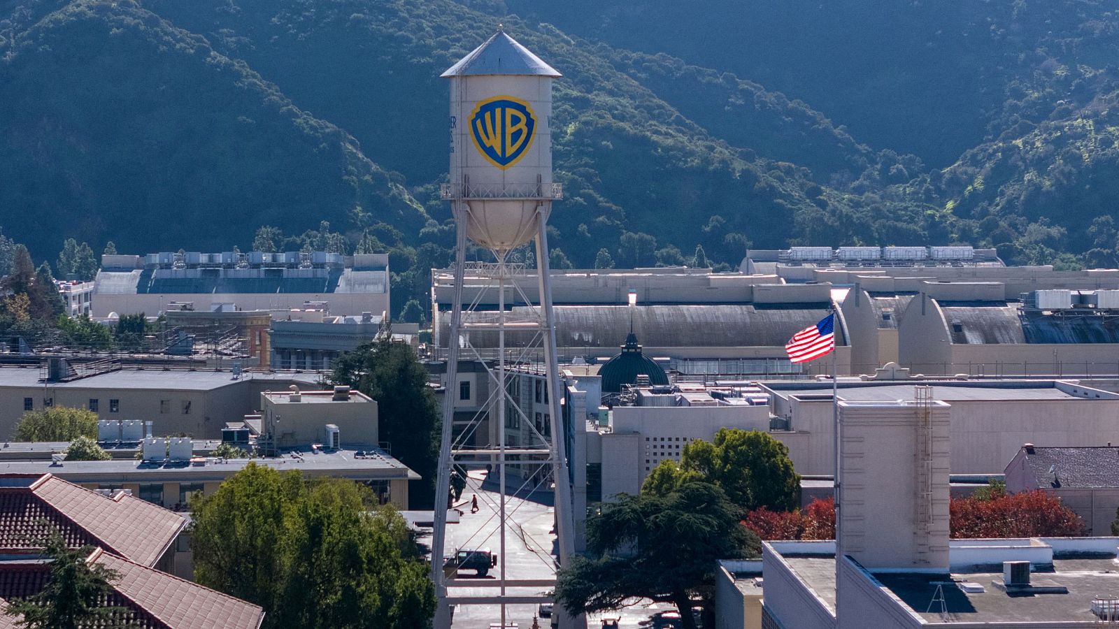 Warner rechaza la opa de Paramount y defiende el acuerdo con Netflix