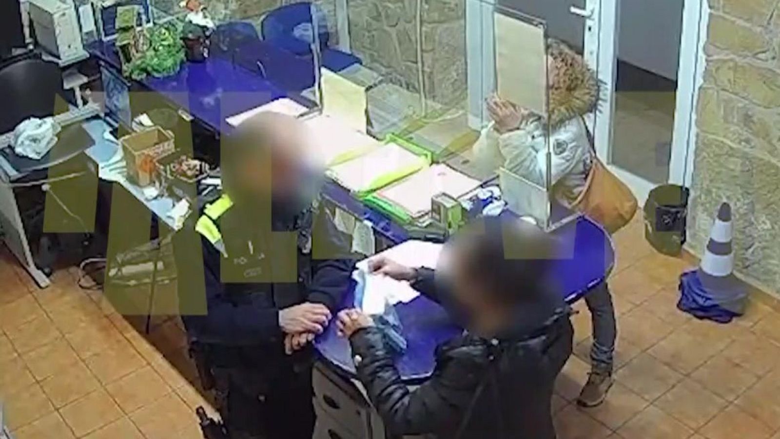 Es fa passar per metgessa al Bages, roba a un home que cau a terra i acaba detinguda