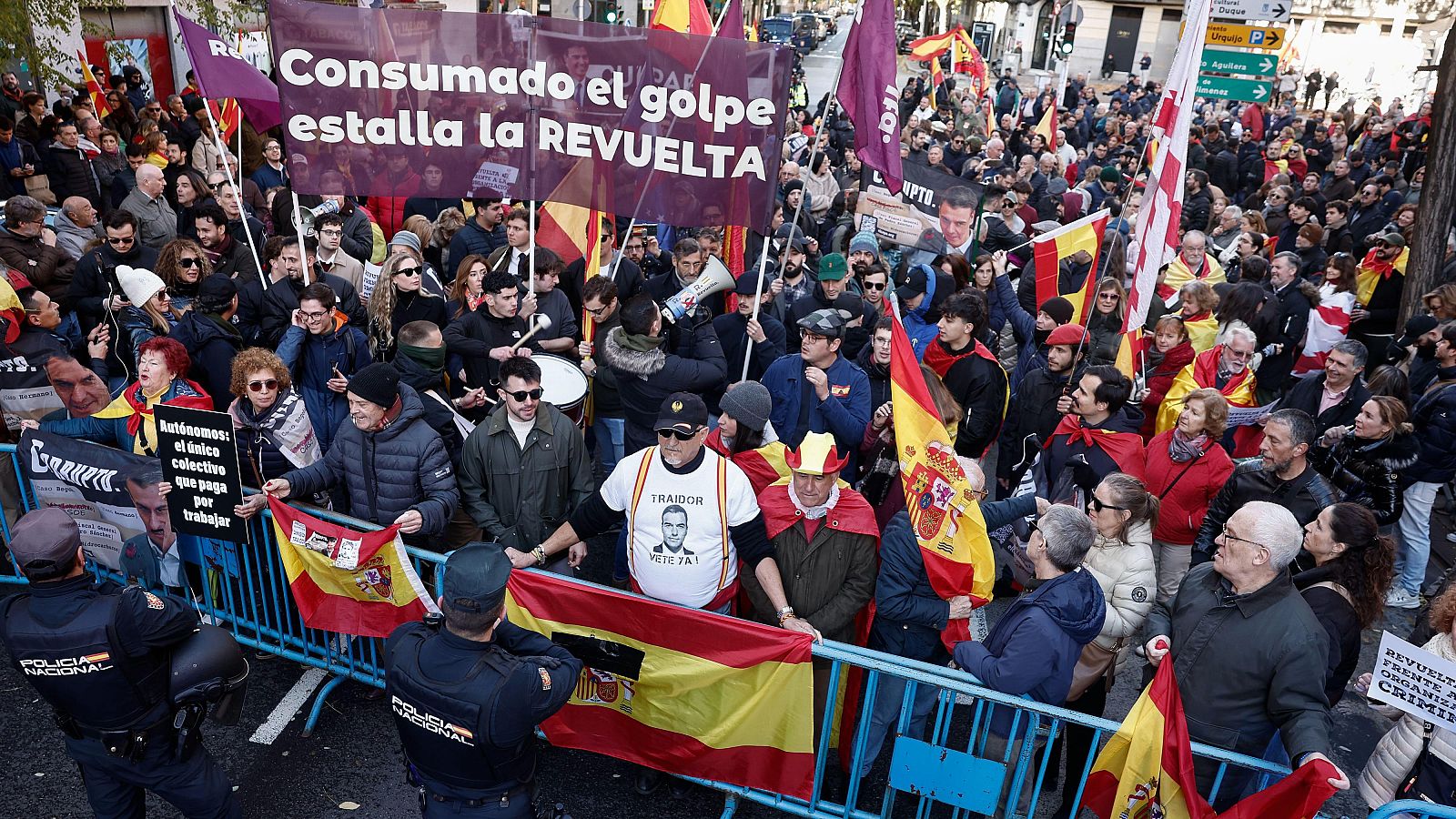 Protesta convocada por la organización juvenil Revuelta ante la sede nacional del PSOE, en la madrileña calle Ferraz