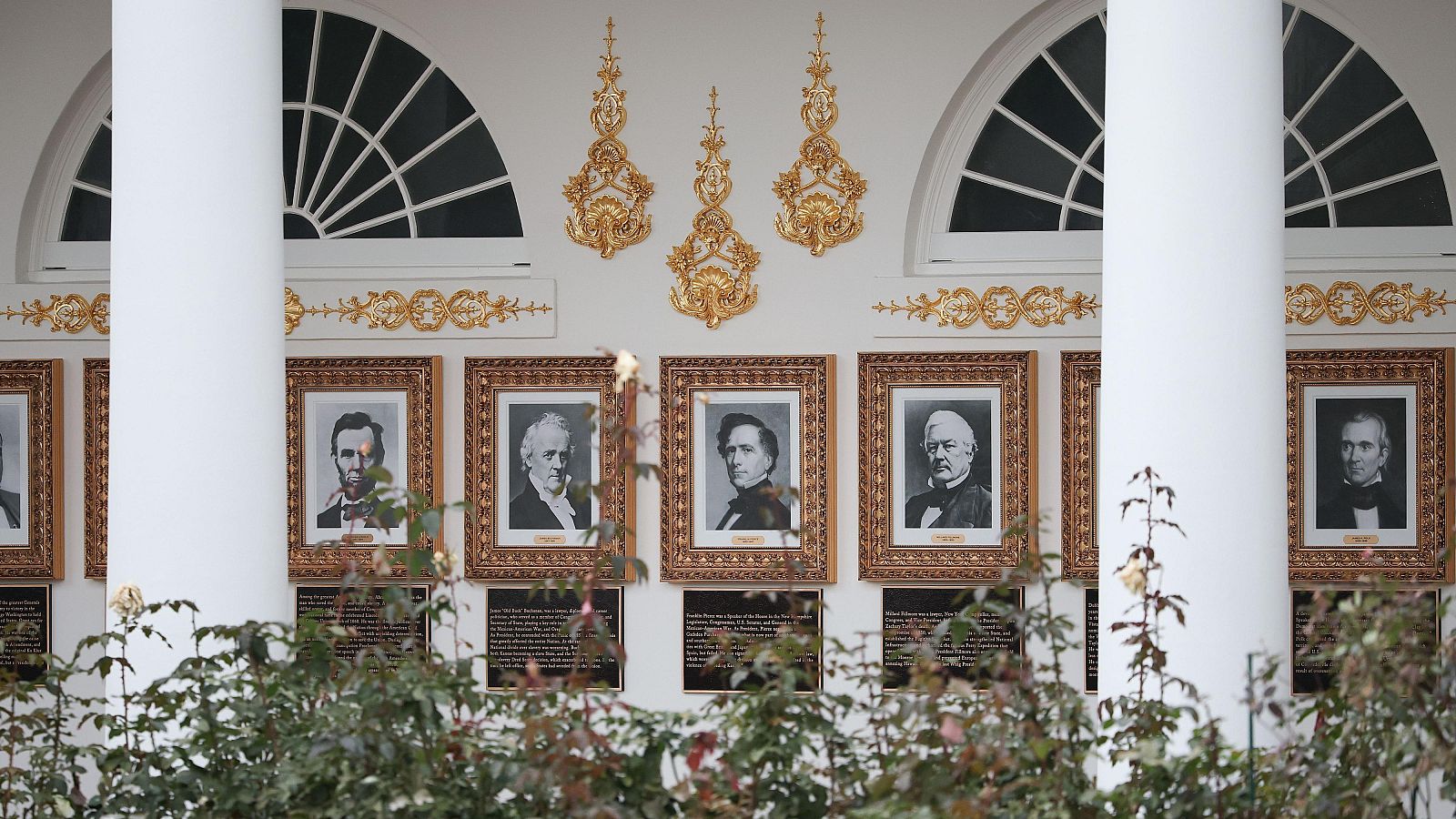 Trump instala placas en los retratos de Biden y Obama que los ridiculizan