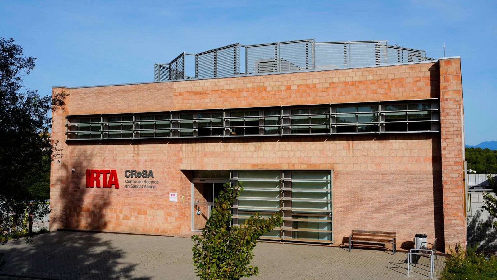 Los Mossos y la Guardia Civil registran el laboratorio IRTA-CReSA investigado por la peste porcina