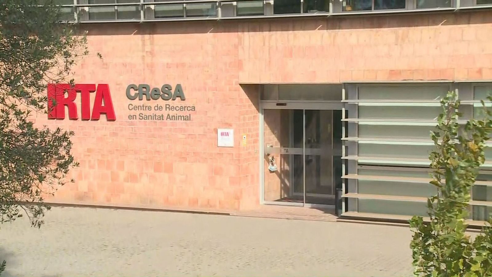 Façana de la seu de l'IRTA-CReSA al campus de Bellaterra de la Universitat Autònoma de Barcelona (UAB)