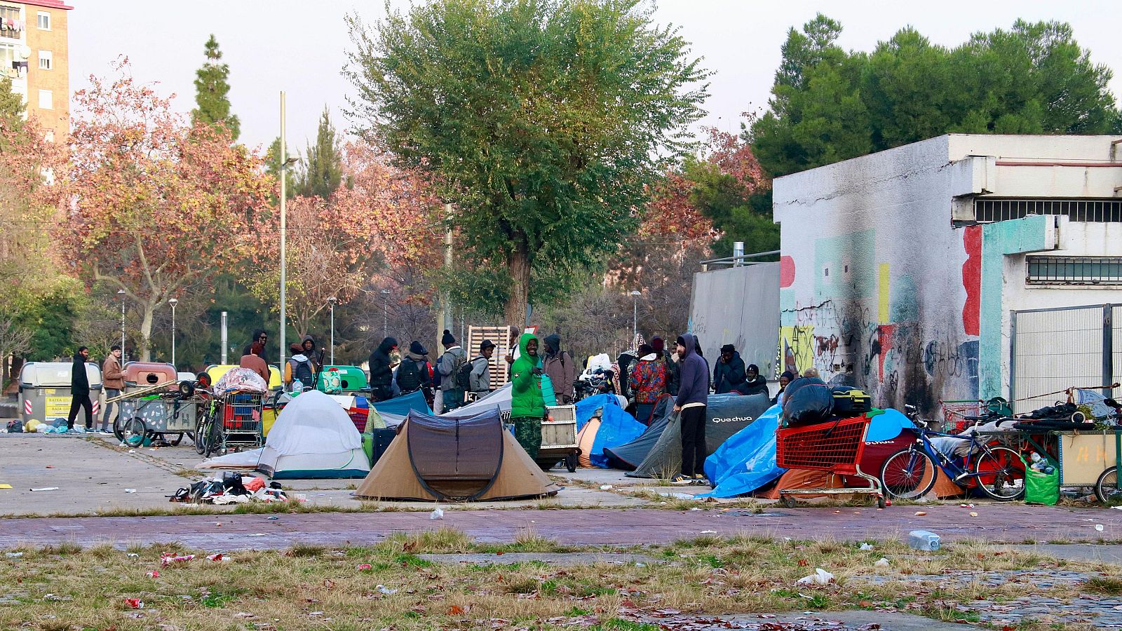 Acampada davant del B9 l’endemà del desallotjament