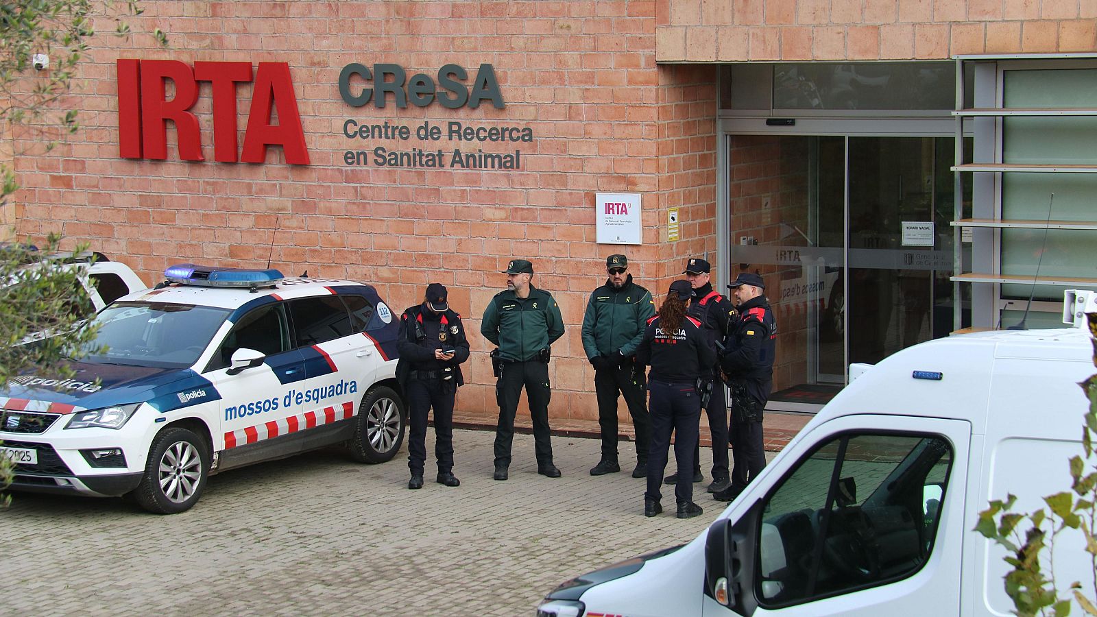 Agents policials a les portes de l'IRTA-CReSA | ACN
