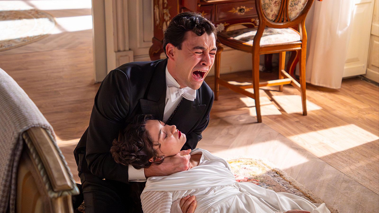 La Promesa: Curro encuentra a Ángela inconsciente en su habitación