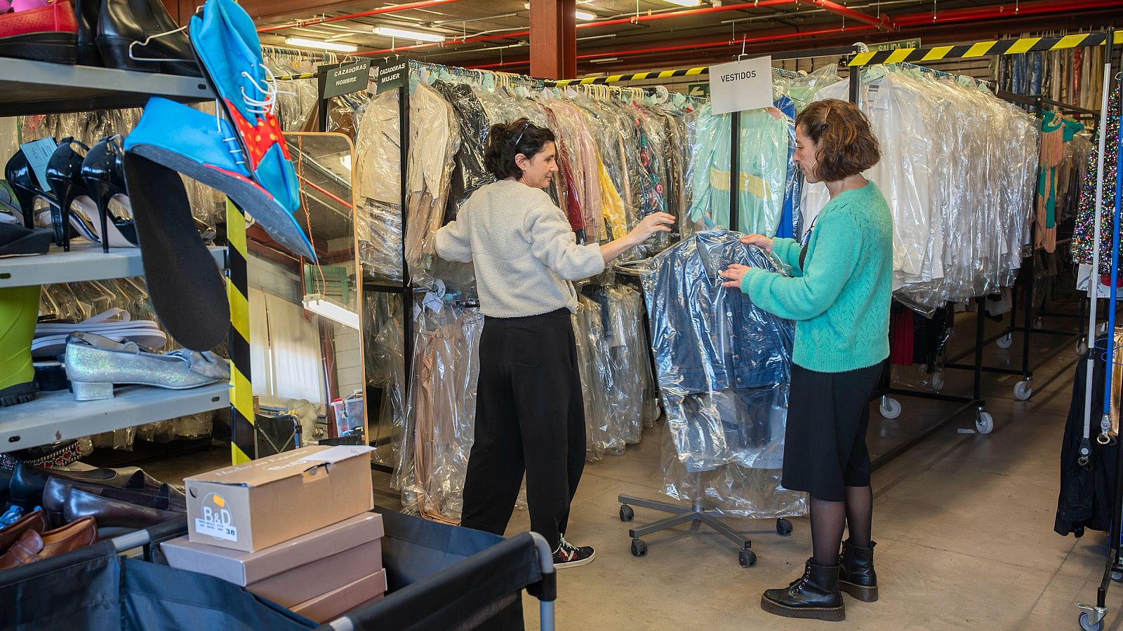 Companyes del Departament d'Estilisme de RTVE Catalunya preparen les peces de roba cedides a la Fundació ADRA