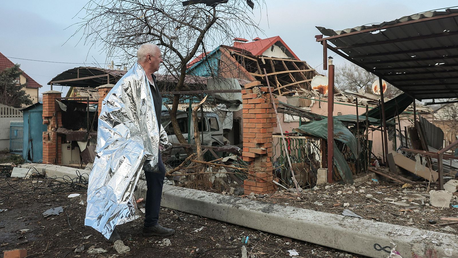 Un hombre mira los destrozos en el lugar de un ataque ruso en Zaporiyia, Ucrania, ayer 19 de diciembre