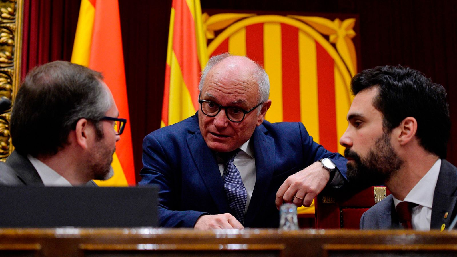 Roger Torrent, a la derecha, habla con el vicepresidente y el secretario general del Parlament.