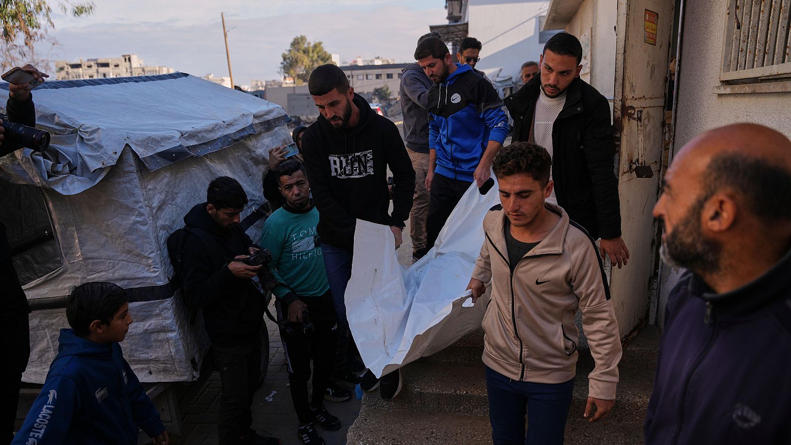 Israel mata a cinco palestinos, la mayoría niños, en un ataque contra una escuela en Gaza