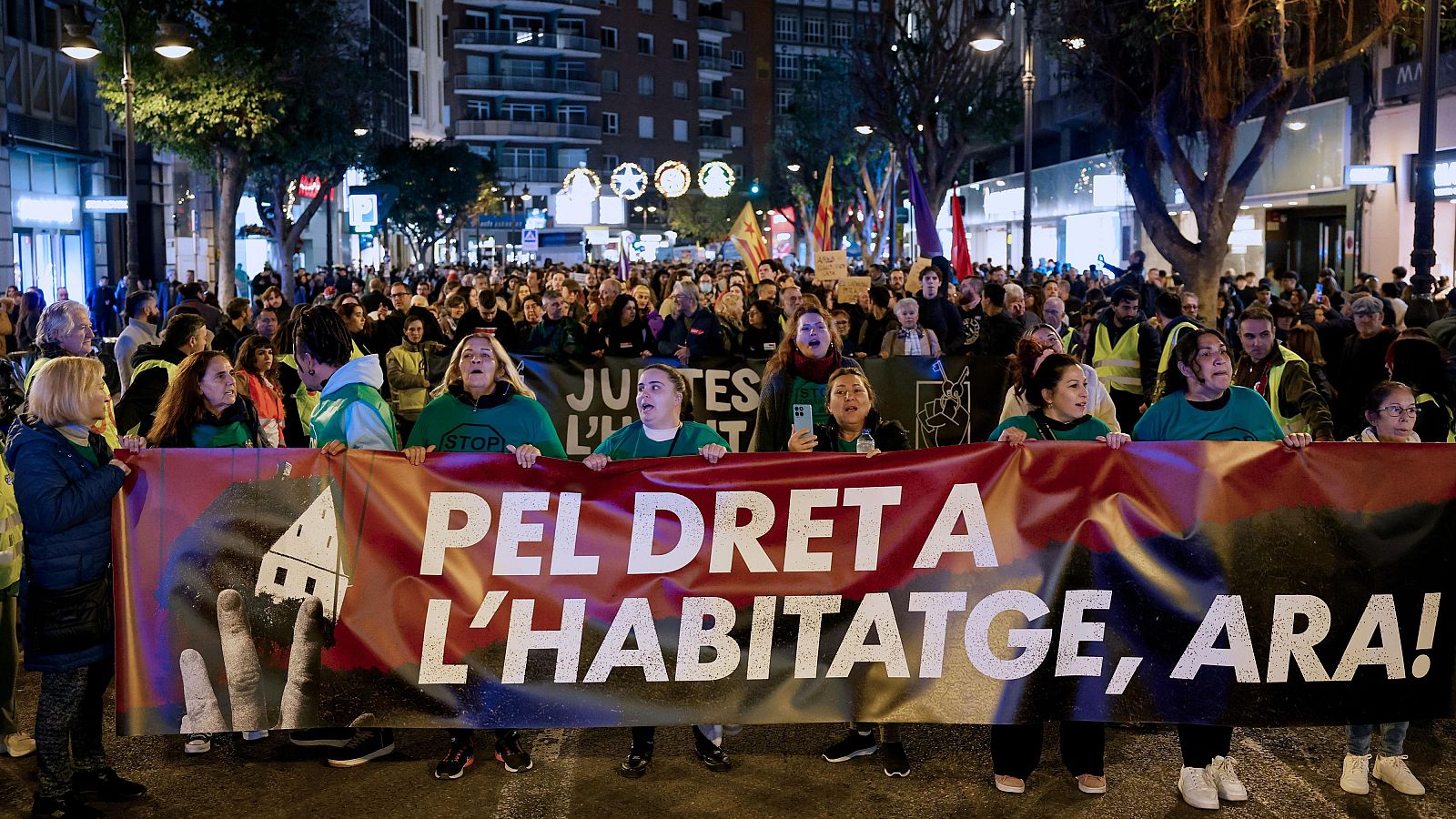 Una manifestación recorre el centro de Valencia para reclamar el "derecho a la vivienda"