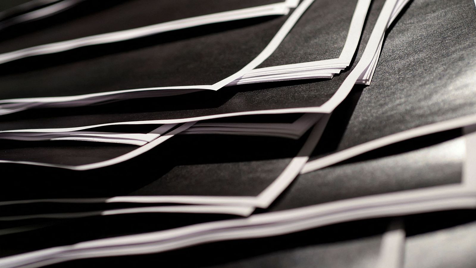 Documentos recién publicados de Jeffrey Epstein, incluidos varios folios completamente censurados.