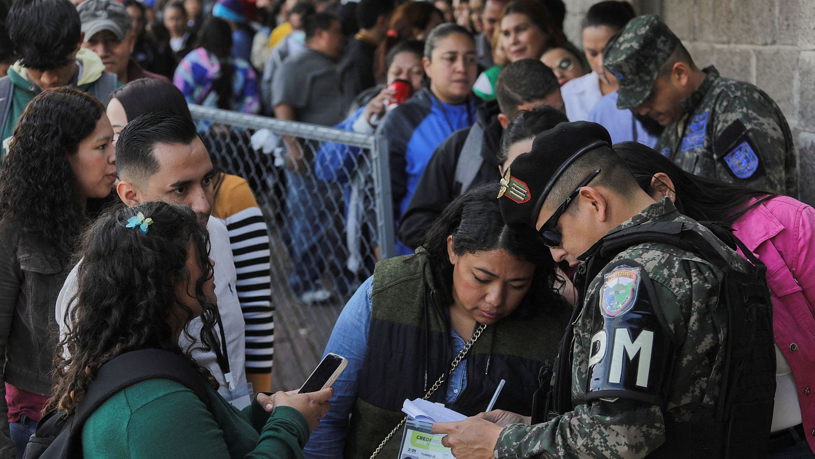 Miembros de un panel de recuento, frente al Consejo Nacional Electoral de Honduras, mientras las autoridades iniciaban el jueves un recuento manual.