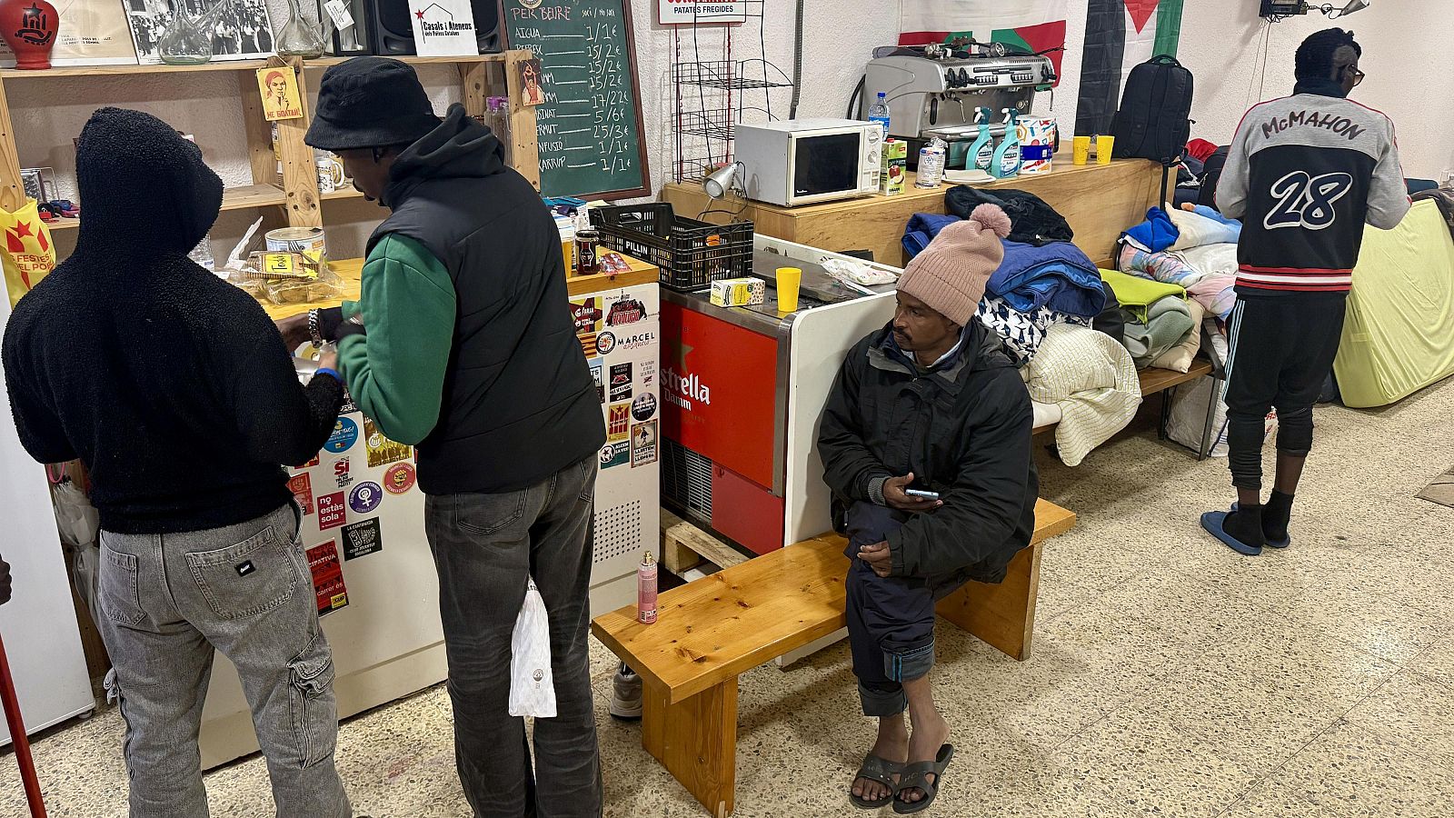 Interior del Casal Antoni Sala i Pont de Badalona, on alguns dels desallotjats del B9 hi han passat la nit