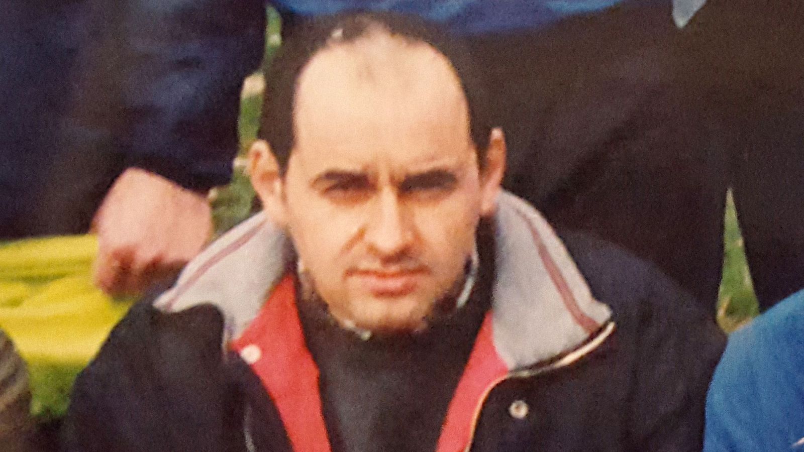 El violador confeso Dino Scala en una foto con el club de fútbol del que fue presidente en Francia