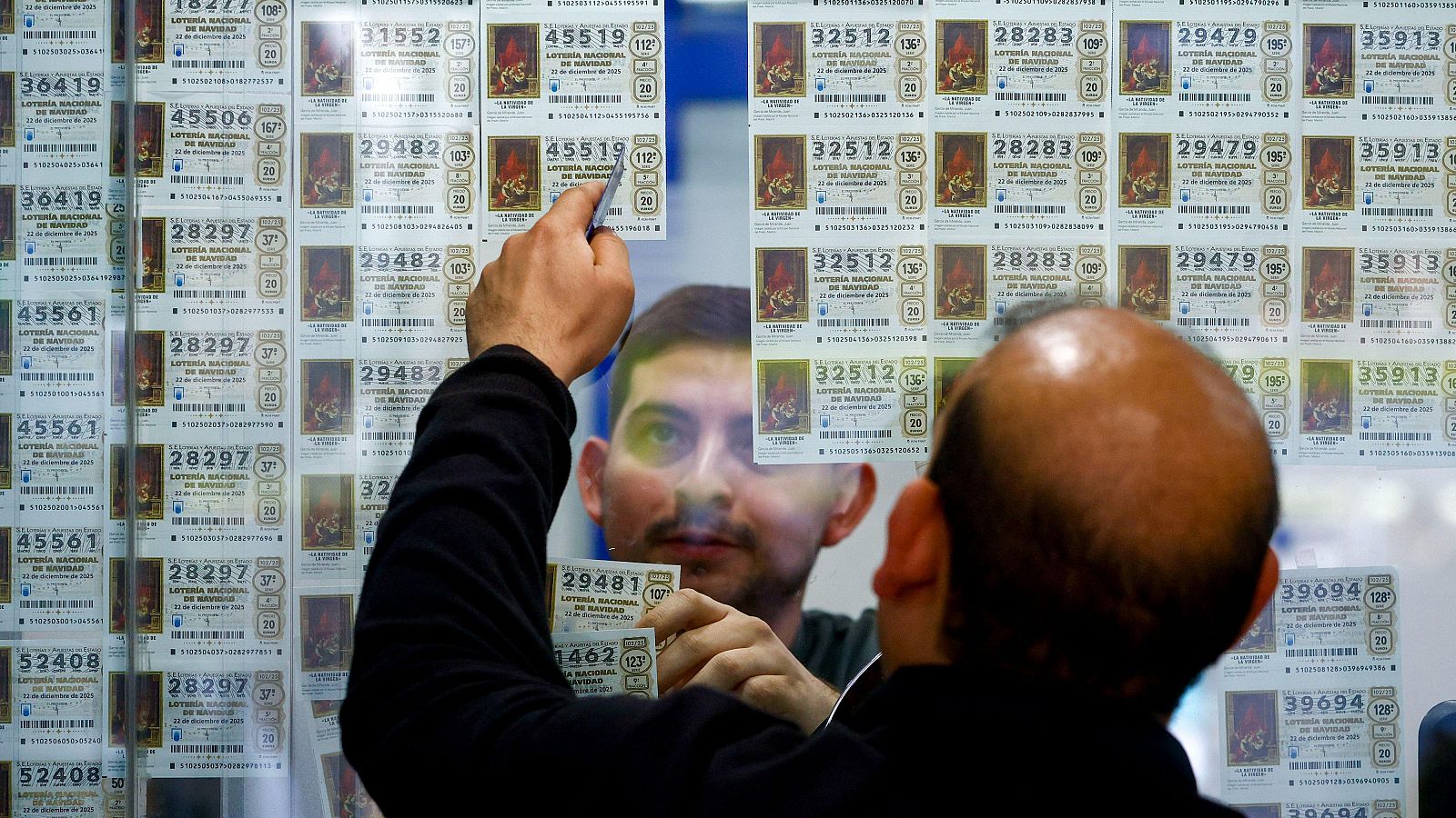 Imatge d'un client triant el seu dècim de la Loteria de Nadal a una administació