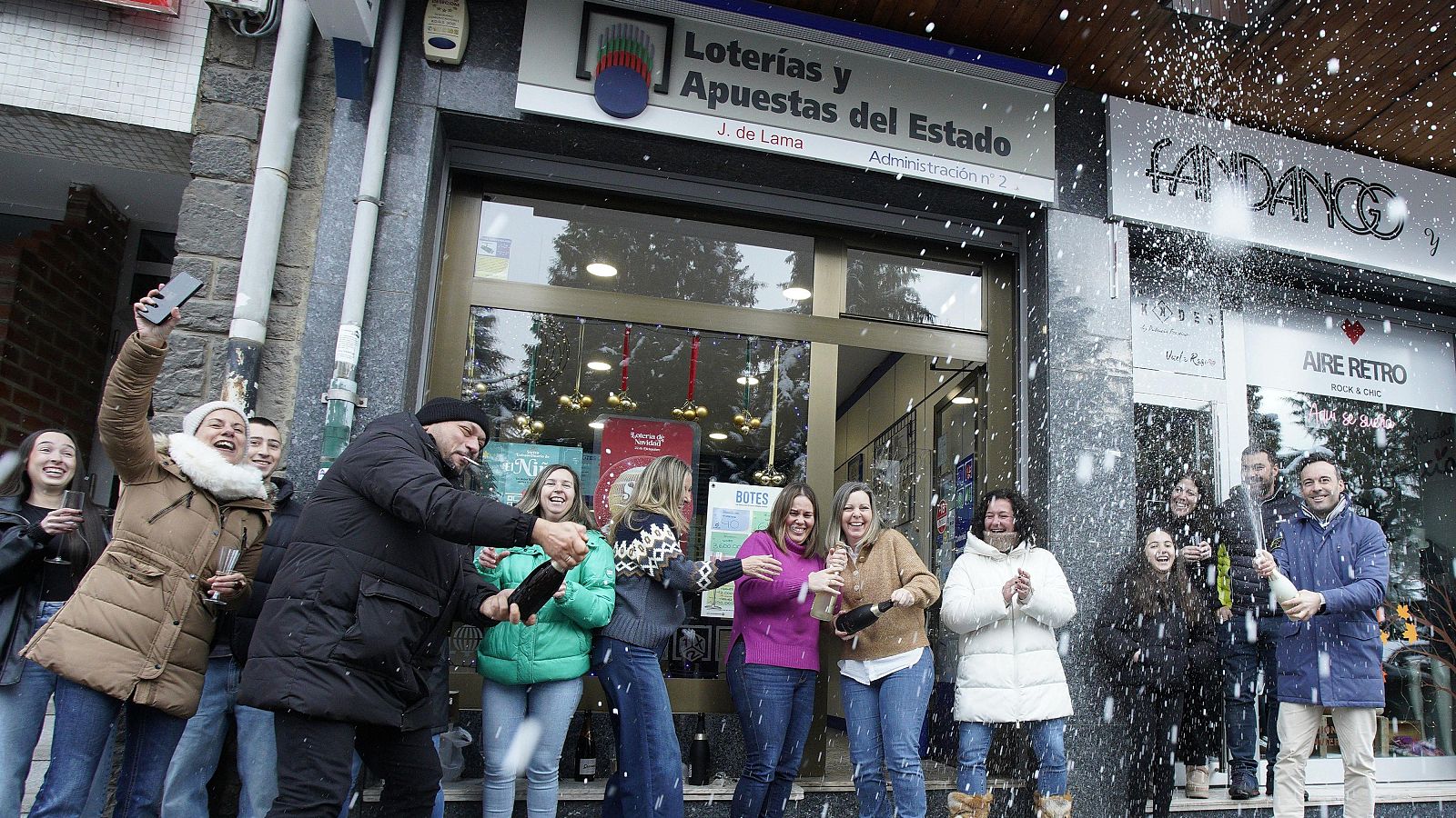 Agraciados con el Gordo del Sorteo Extraordinario de la Lotería de Navidad, el 79.432, en Villablino (León).