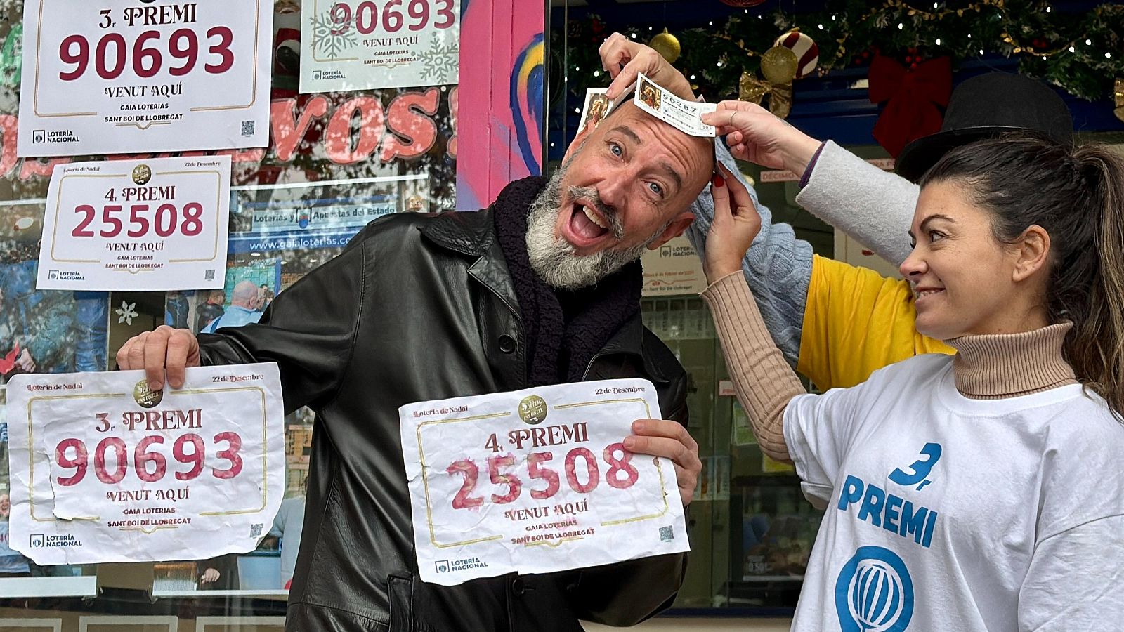 Un nen del Col·legi de Sant Ildefons, canta el tercer premi de la Loteria de Nadal