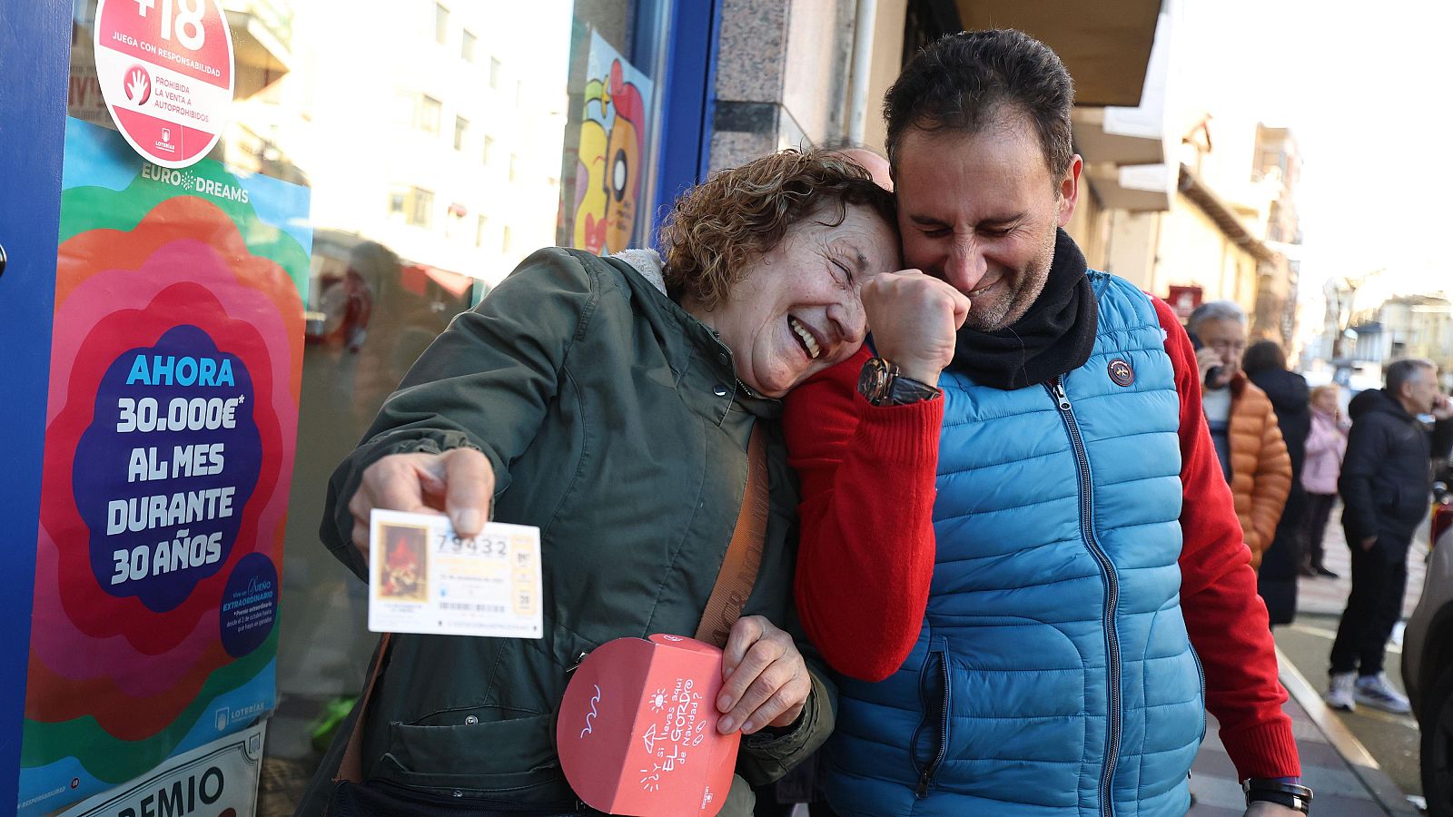 Premiados celebran el Gordo de la Lotería de Navidad en La Bañeza