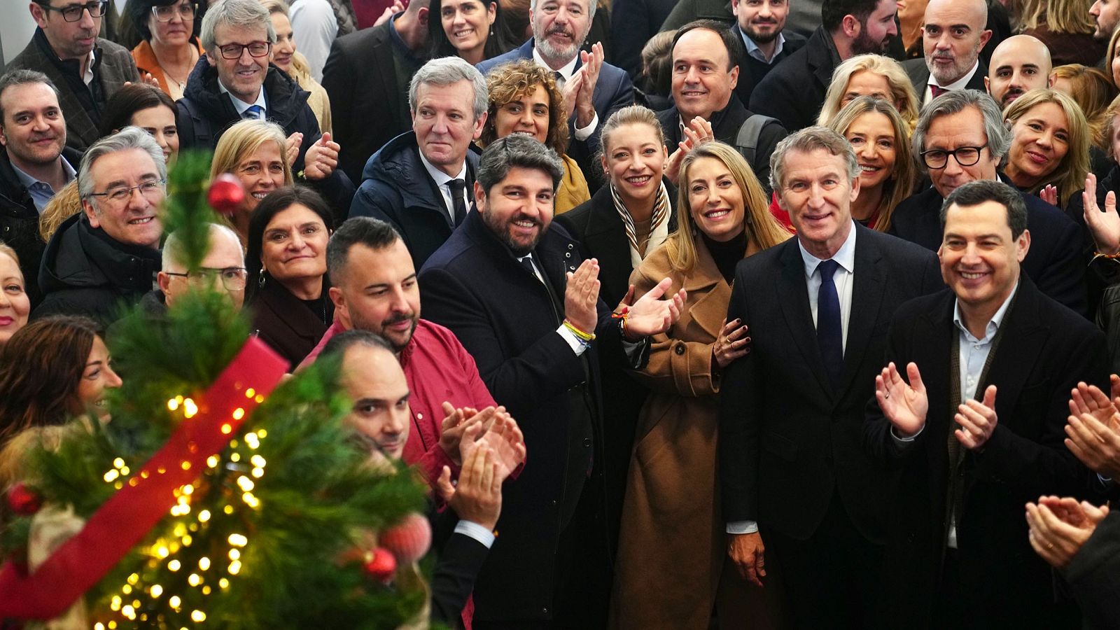 El presidente del PP, Alberto Núñez Feijóo junto a la presidenta en funciones de Extremadura, María Guardiola, este lunes, en la sede del PP en Madrid.