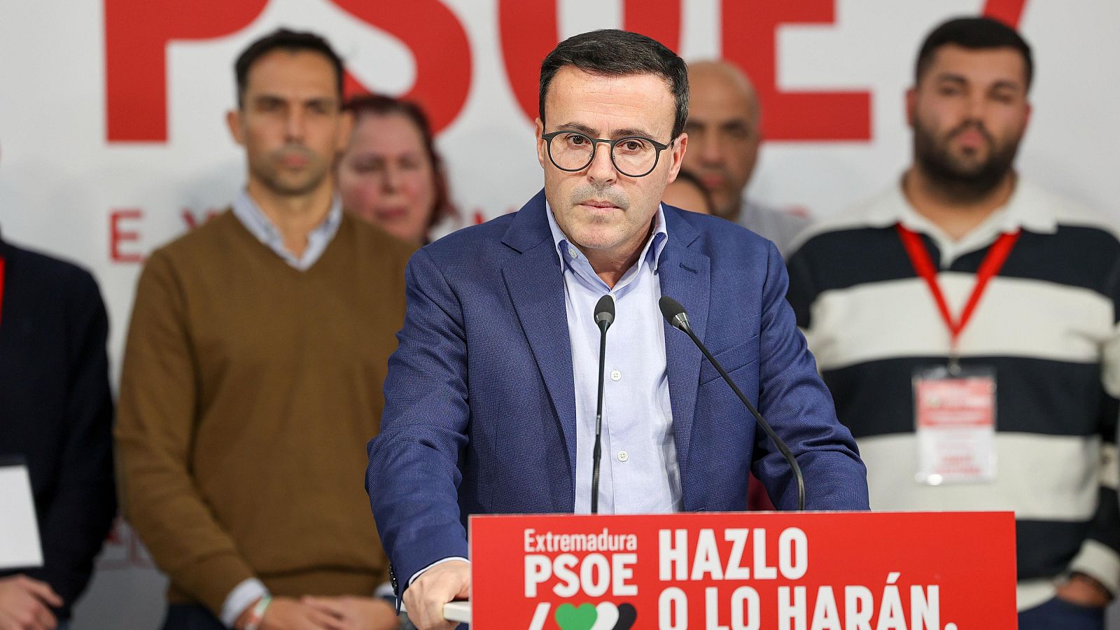 El candidato socialista a la Presidencia de la Junta de Extremadura, Miguel Ángel Gallardo, durante su comparecencia tras conocer los resultados.